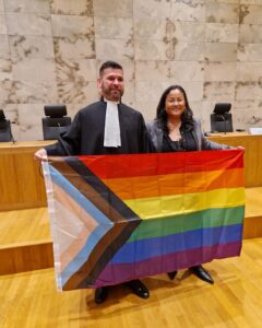 Janice Tjon Sie Kie and David Wever holds up a progress flag