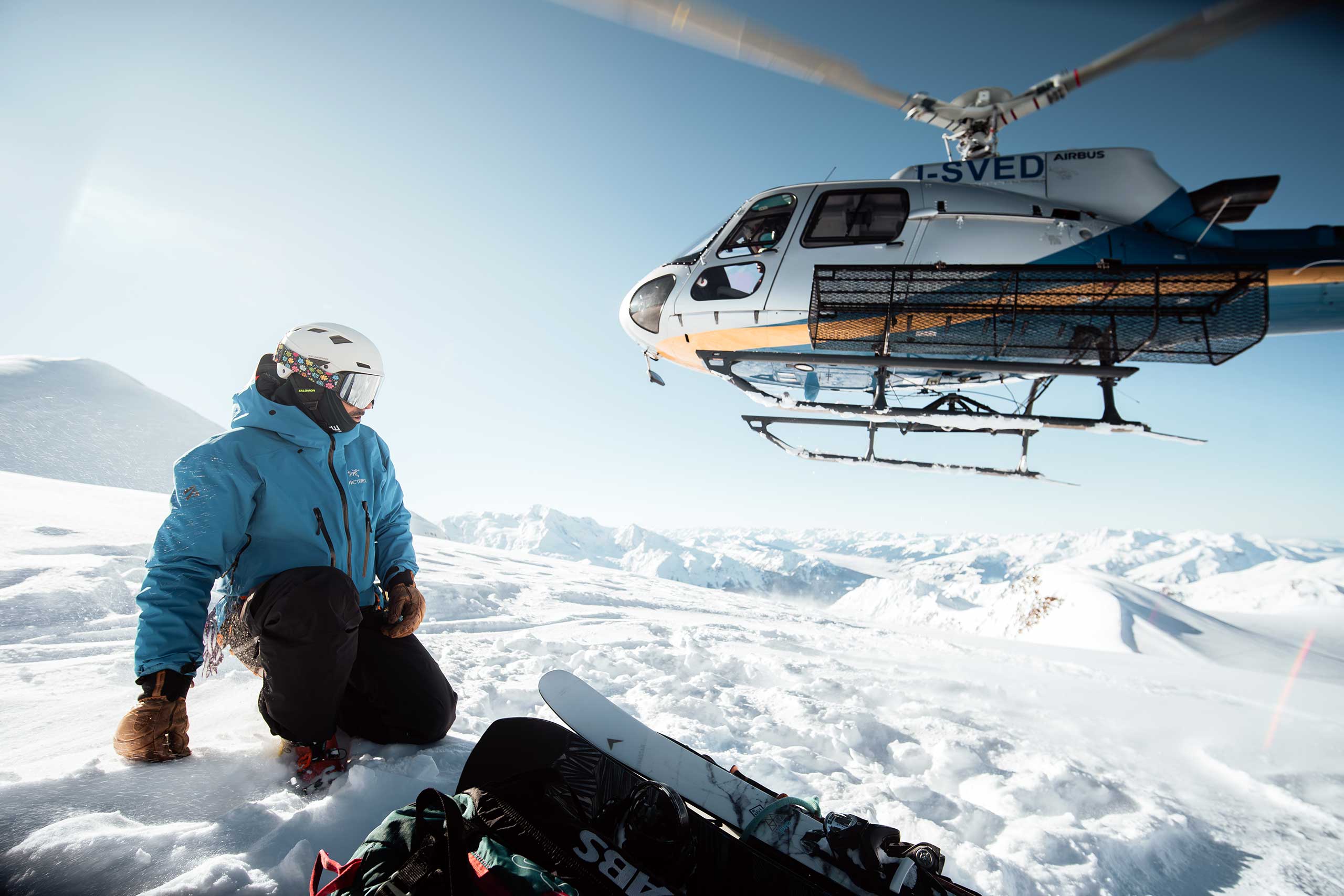 A helicopter drops off a skier during an adventure with Eleven Chalet Hibou in Le Miroir, Sainte-Foy-Tarentaise, Savoie, France
